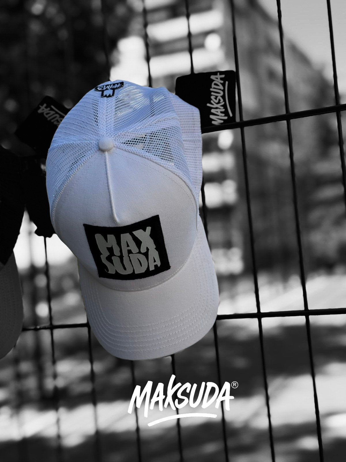 Шапка MAXSUDA Бяла +2 магнита подарък