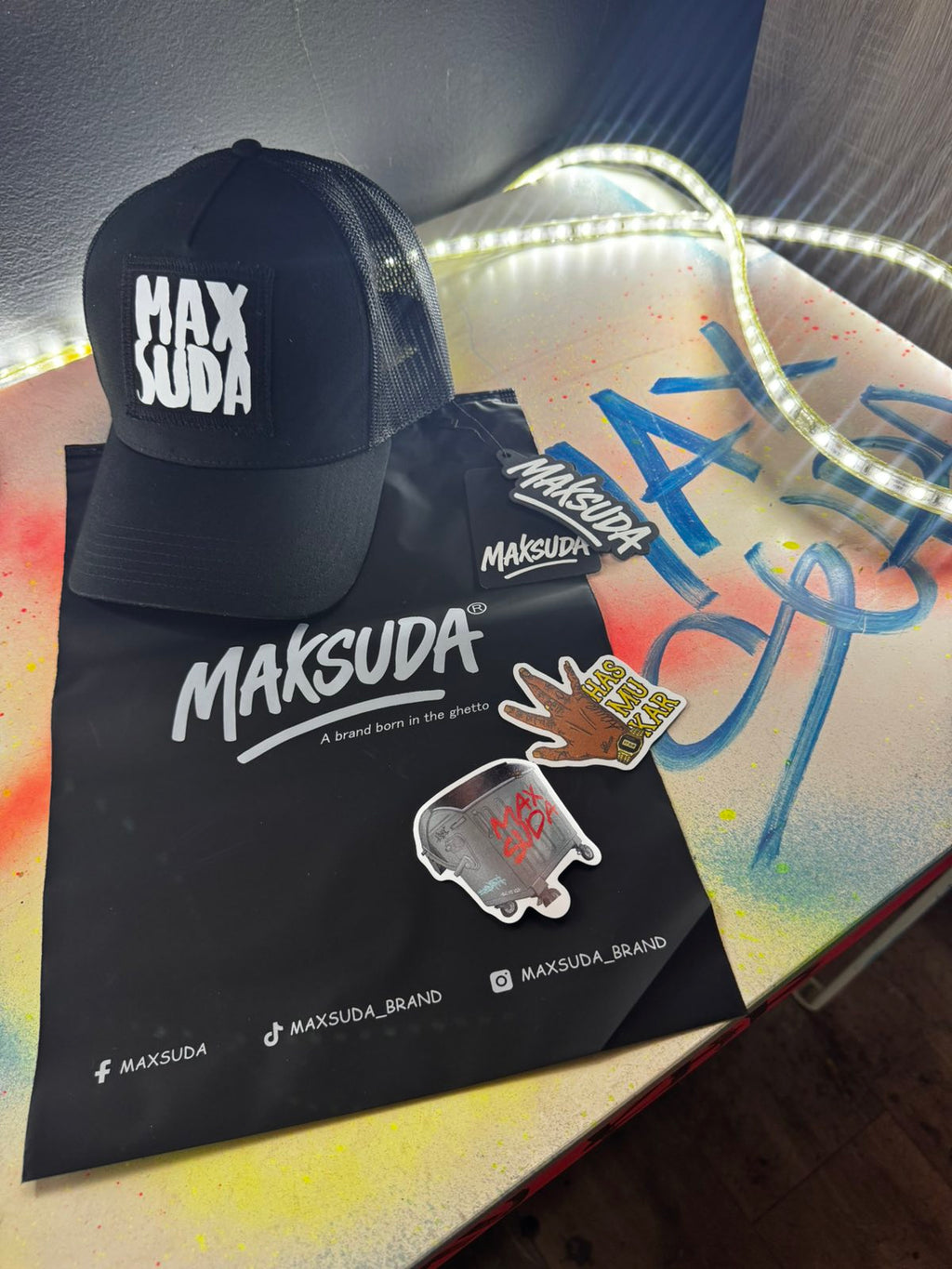 Шапка MAXSUDA Черна +2 магнита подарък