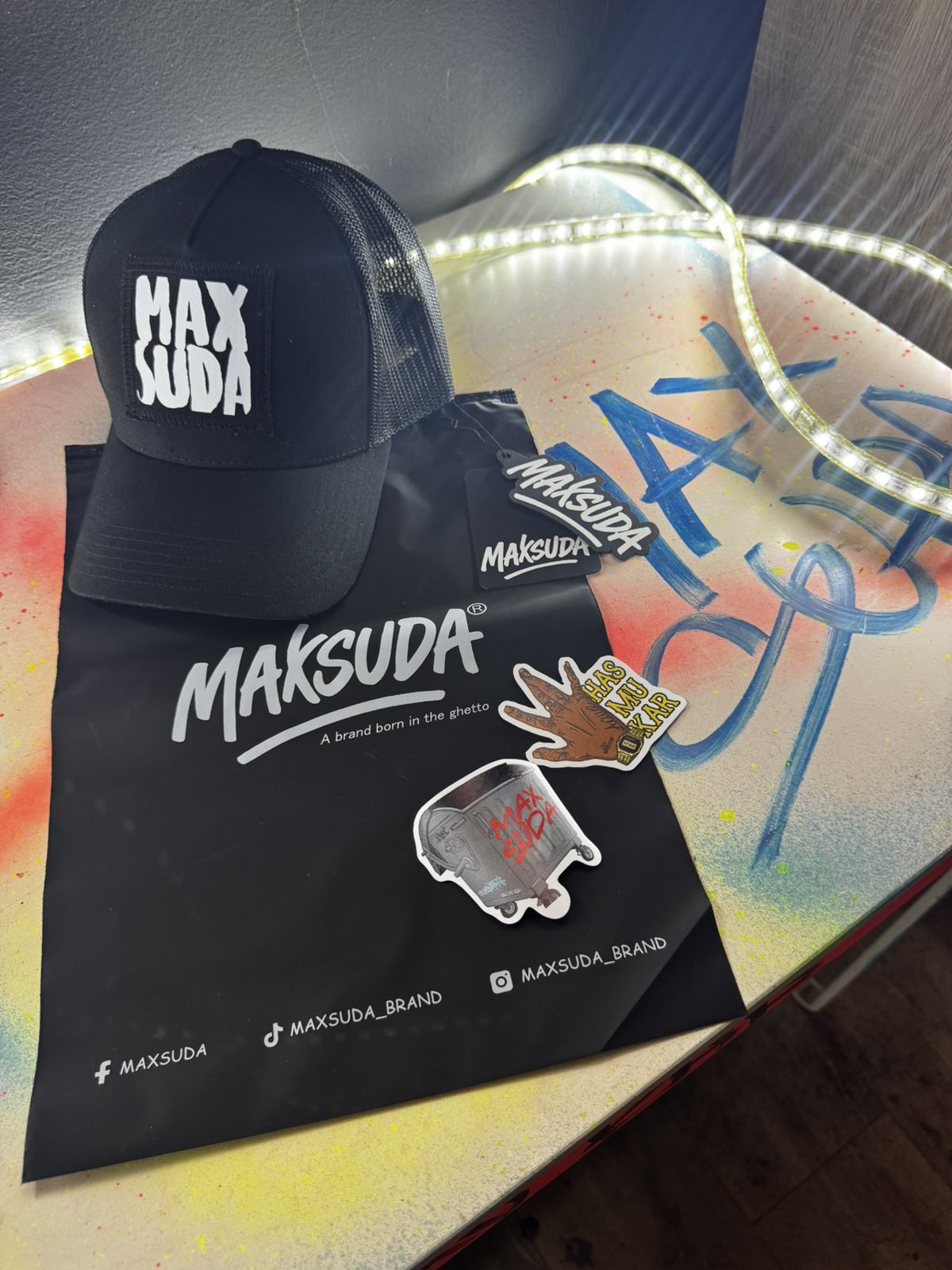 Шапка MAXSUDA Черна +2 магнита подарък