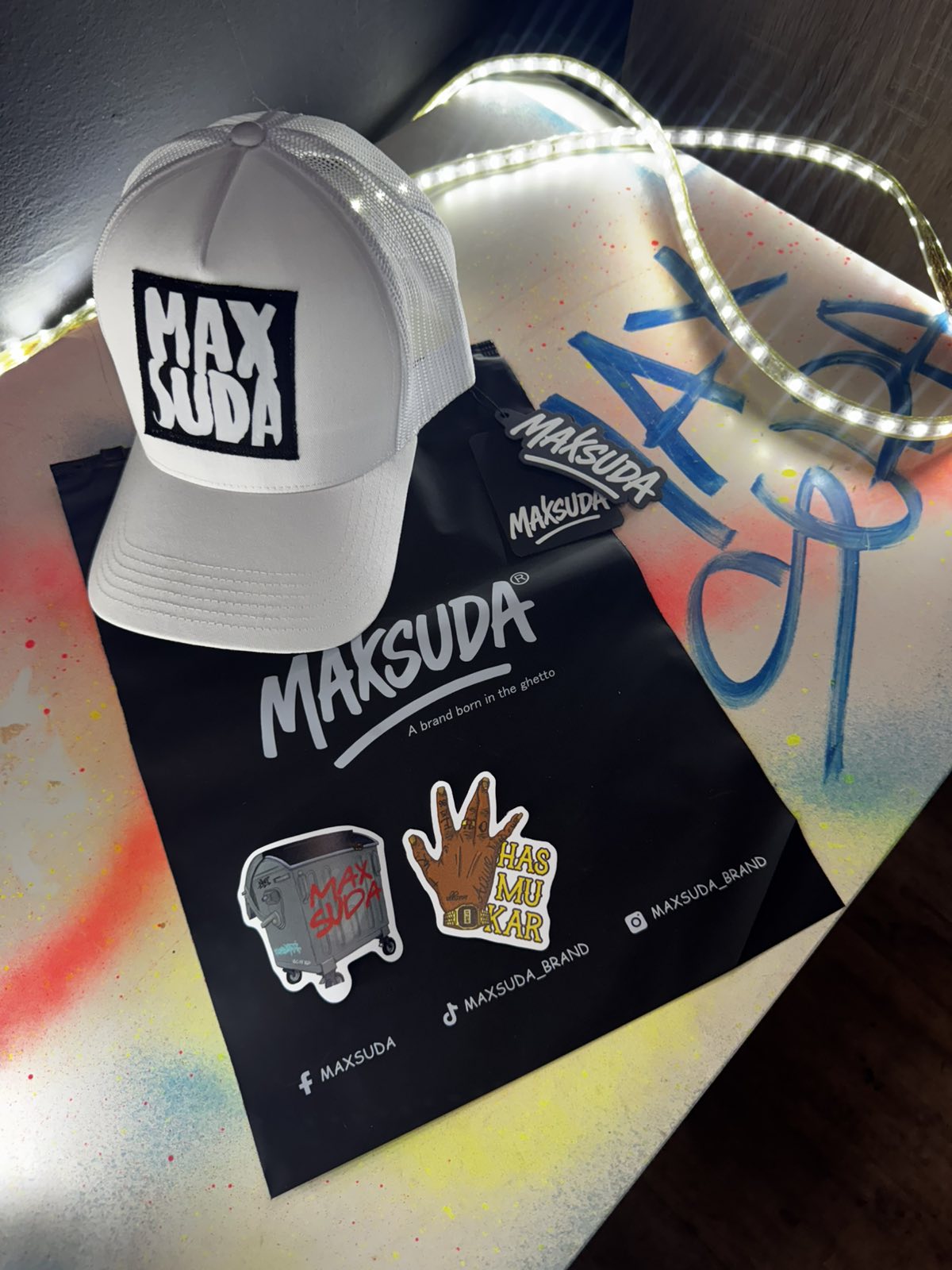 Шапка MAXSUDA Бяла +2 магнита подарък